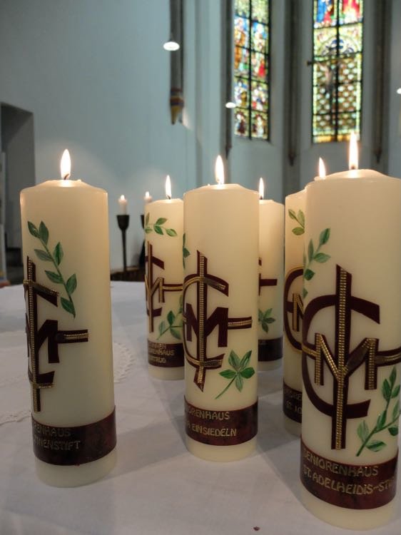 Kerzen in der Kirche bei der Wallfahrt Knechtsteden